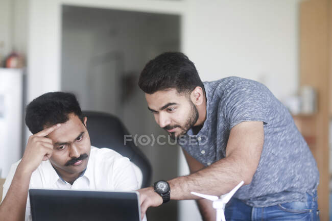 Zwei Männer arbeiten von zu Hause aus zusammen — Stockfoto