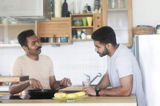 Deux hommes préparant le dîner ensemble — Photo de stock