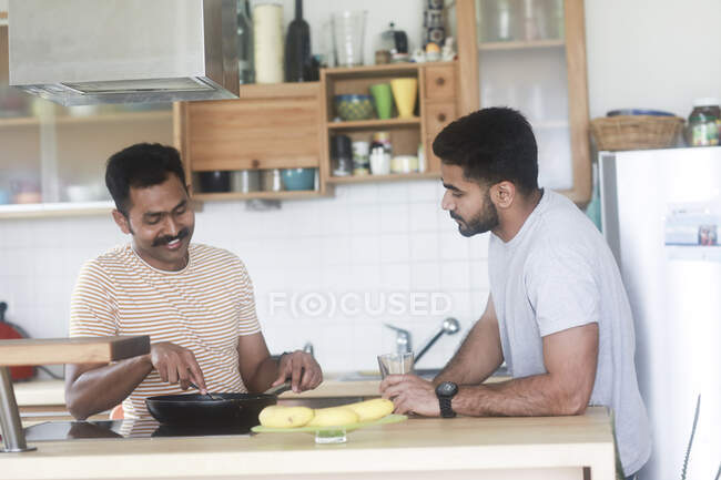 Two men preparing dinner together — Stock Photo