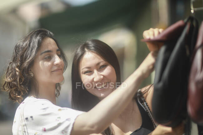 Zwei Frauen beim Einkaufen, die auf Taschen schauen — Stockfoto