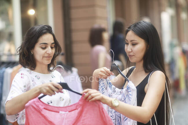 Дві жінки купують одяг — стокове фото