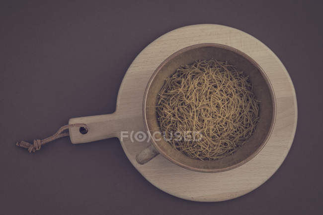Overhead view of raw noodles in a cup — Stock Photo