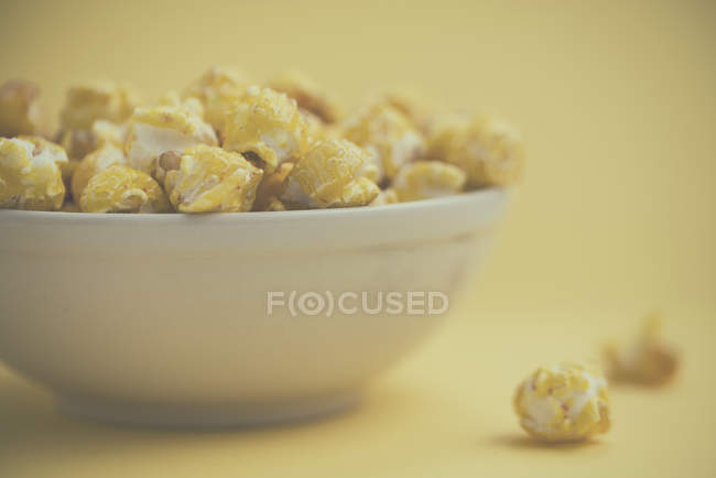 Bol blanc de maïs soufflé savoureux, vue rapprochée — Photo de stock