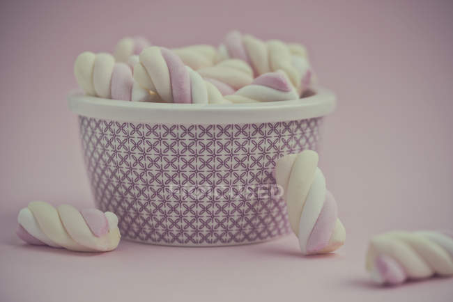 Closeup view of Bowl of marshmallows over purple background — Stock Photo