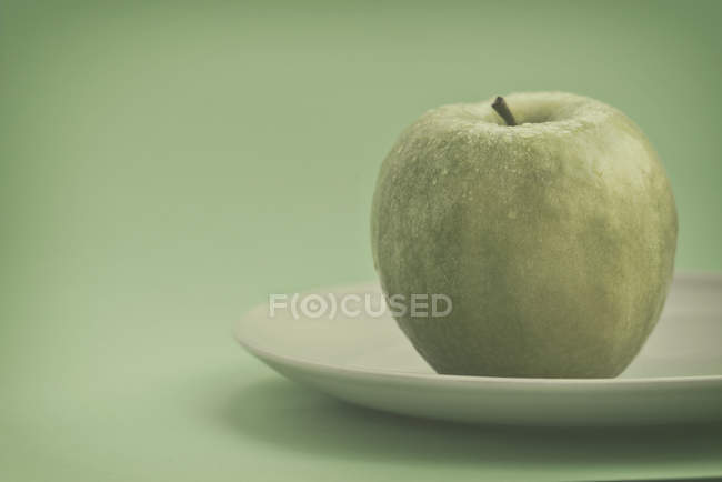 Primo piano vista di mela verde su un piatto — Foto stock