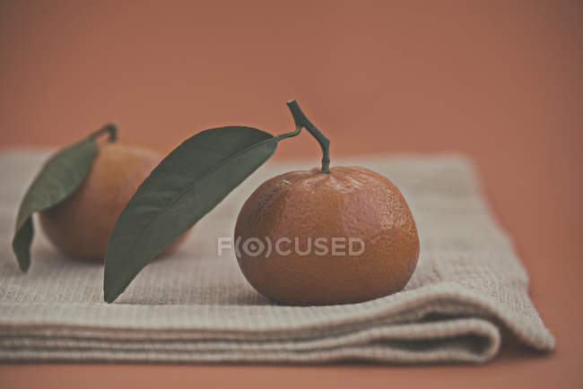 Vue rapprochée de deux mandarines sur une serviette — Photo de stock