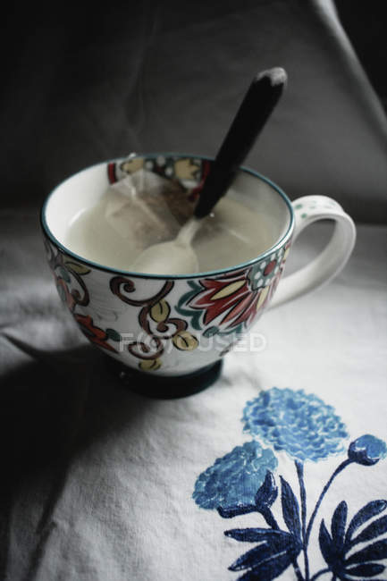 Vue rapprochée d'une tasse de tisane au gingembre — Photo de stock