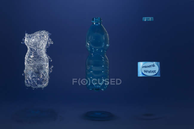 Concepto de botella de agua deconstruida en azul - foto de stock