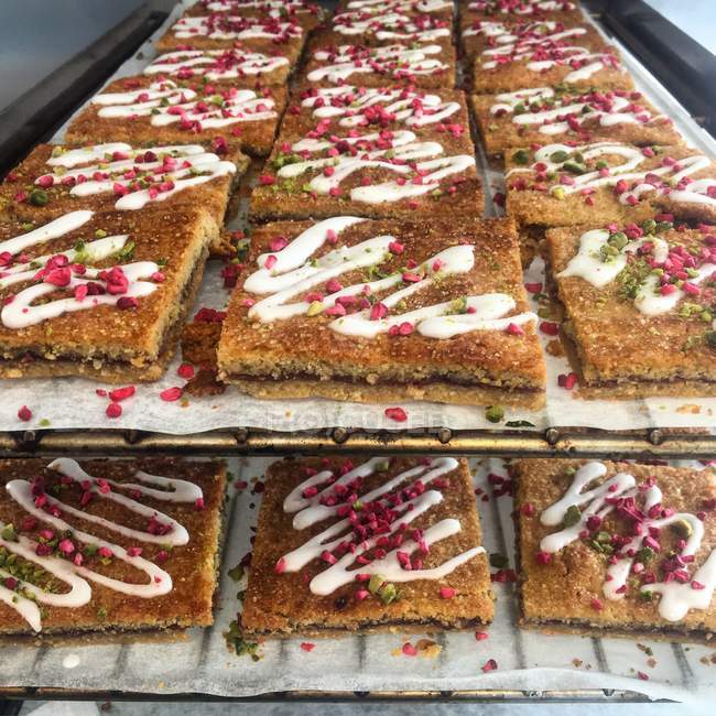 Vista de cerca de los pasteles de frambuesa daneses - foto de stock
