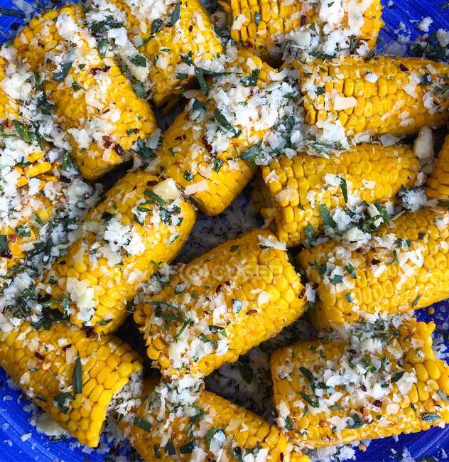 Corn on the cob with parmesan and chili, closeup view — Stock Photo