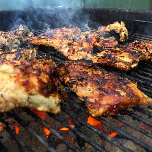 Costole di ricambio alla griglia su un barbecue, vista da vicino — Foto stock
