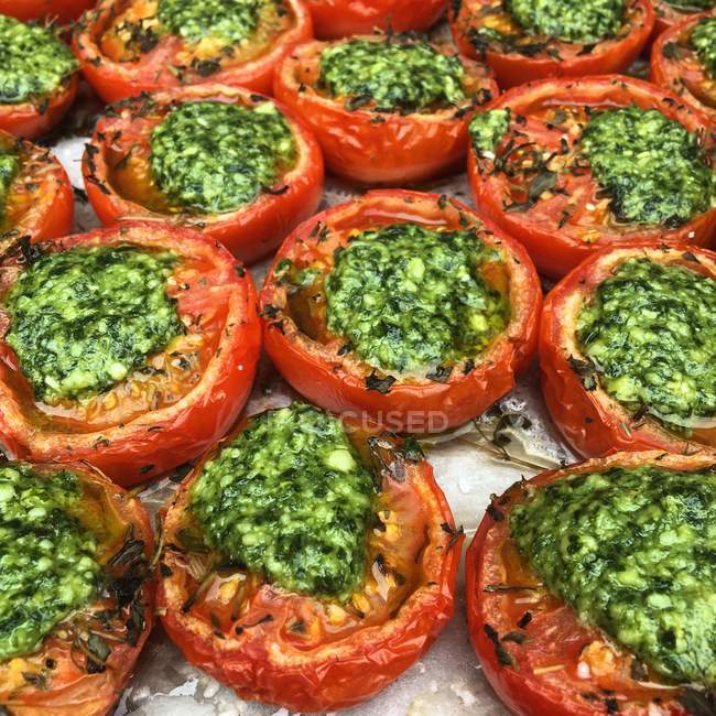 Roasted tomatoes stuffed with pesto, closeup view — Stock Photo