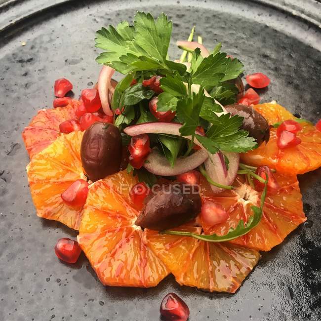 Salade d'orange sanguine aux olives, oignon rouge et persil — Photo de stock