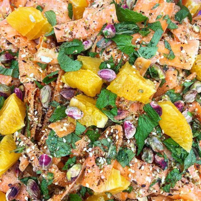 Insalata di arancia e carota marocchina con menta e pistacchi — Foto stock