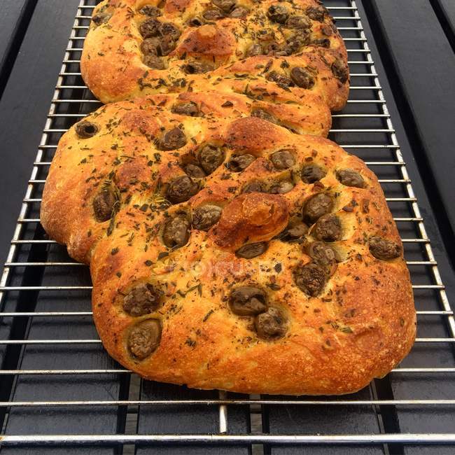 Oliven-Focaccia-Brot auf einem Kühlregal — Stockfoto