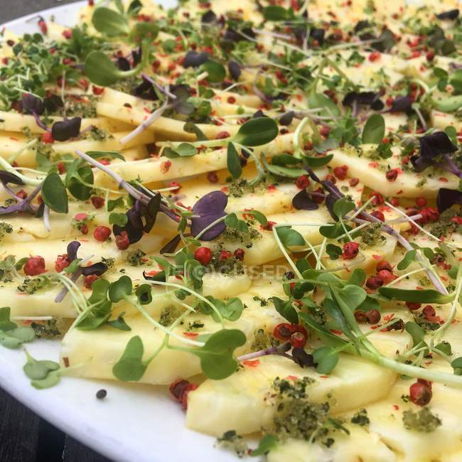 Ananassalat mit rosa Pfefferkörnern und Kresse — Stockfoto