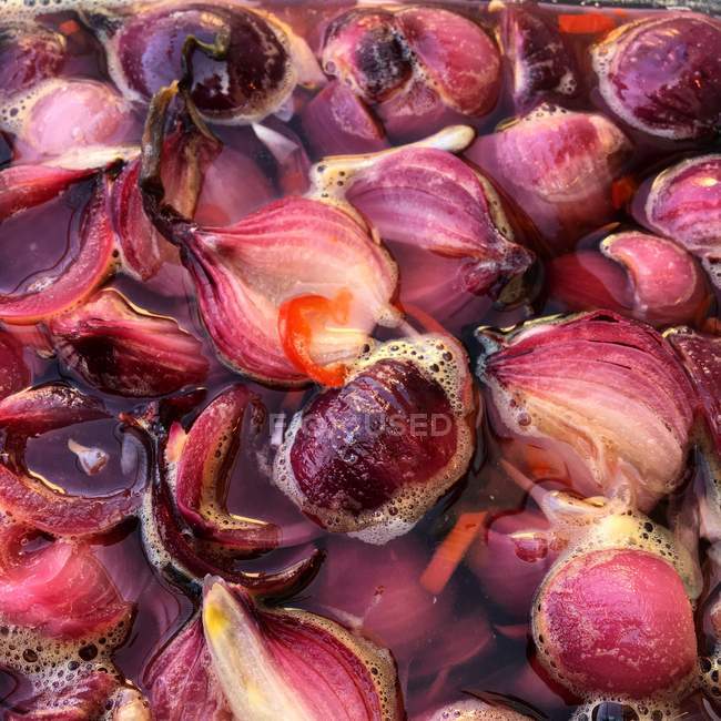 Cebollas rojas en escabeche, vista de cerca - foto de stock