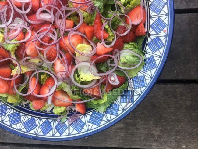 Salade de fraises et d'oignons rouges, vue sur le dessus — Photo de stock