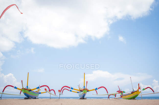 Tres barcos tradicionales de jukung en la playa, Bali, Indonesia - foto de stock