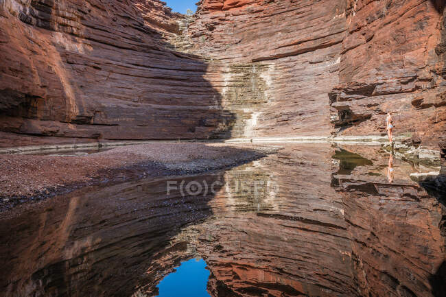 Ragazza in piedi vicino alla gola di un fiume, Karijini National Park, Australia Occidentale, Australia — Foto stock