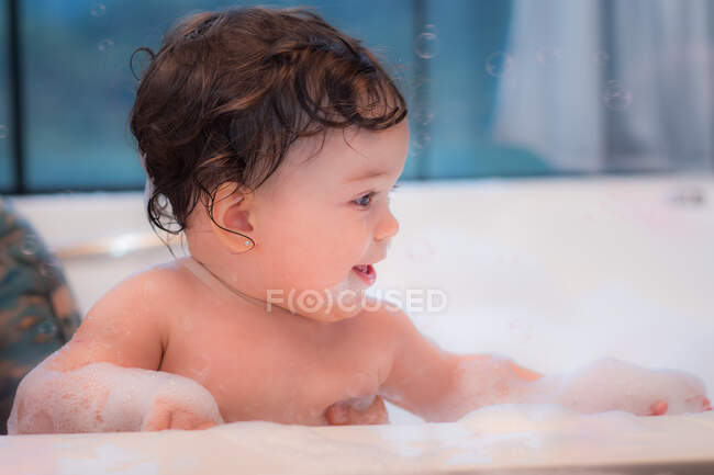 Father giving his daughter a bath — Stock Photo