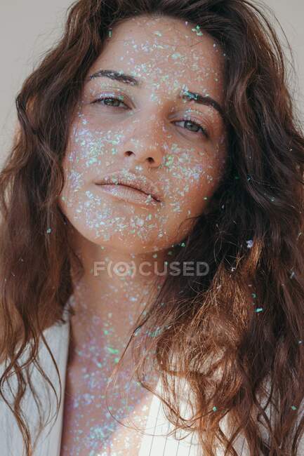 Portrait of a beautiful woman covered in glitter — Stock Photo