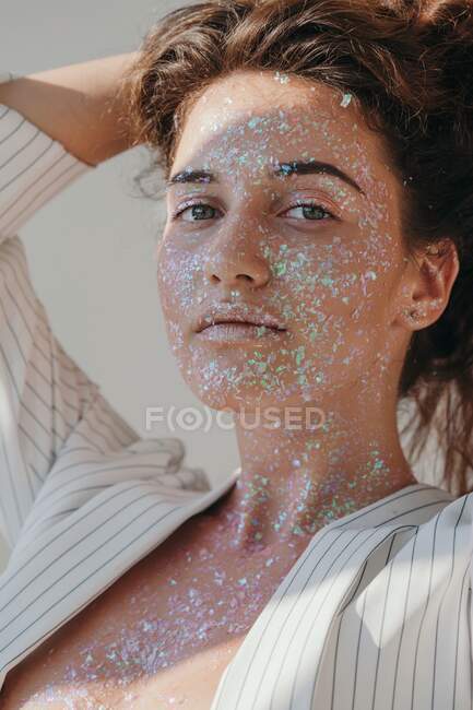 Retrato de uma bela mulher coberta de brilho — Fotografia de Stock