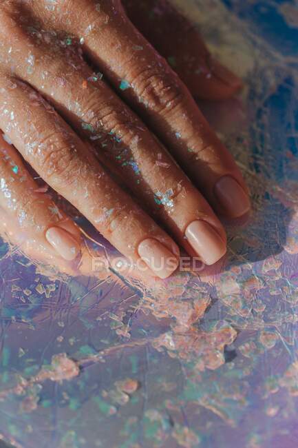 Mãos humanas cobertas de brilho — Fotografia de Stock