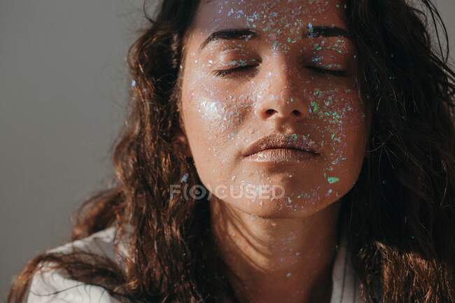 Ritratto di una bella donna ricoperta di glitter — Foto stock