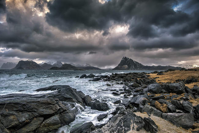 Malerischer Blick auf majestätische Gewitterwolken über den erhabenen Inseln, Nordland, Norwegen — Stockfoto