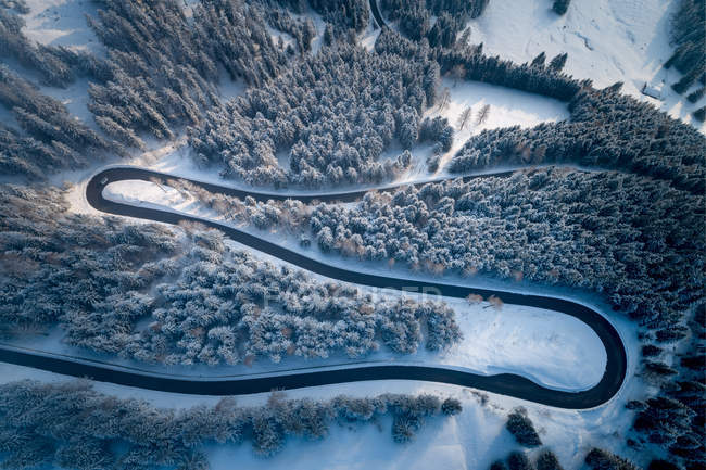 Пташиного польоту заводяча дорога через гори взимку, Зальцбург, Австрія — стокове фото