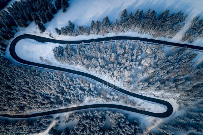 Luftaufnahme einer kurvenreichen Straße durch die Berge im Winter, Salzburg, Österreich — Stockfoto