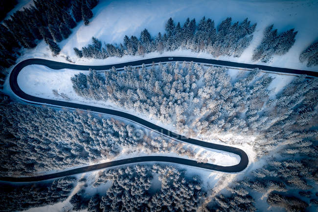 Veduta aerea della strada tortuosa attraverso le montagne in inverno, Salisburgo, Austria — Foto stock