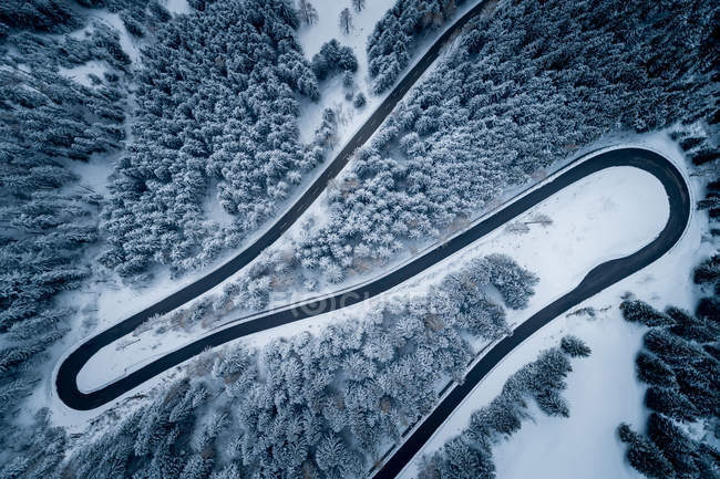 Luftaufnahme einer kurvenreichen Straße durch die Berge im Winter, Salzburg, Österreich — Stockfoto