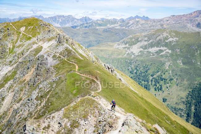 Mountain bike uomo nelle Alpi svizzere vicino a Davos, Graubunden, Svizzera — Foto stock