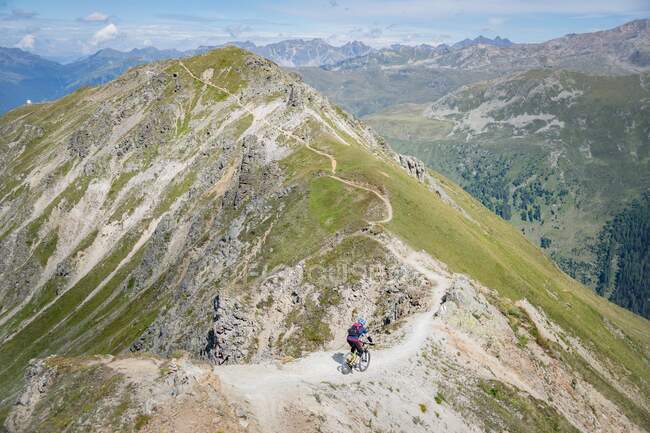Мужчина катался на горных велосипедах в швейцарских Альпах недалеко от Давоса, Швейцария — стоковое фото