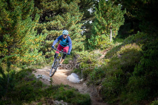 Mountain bike uomo nelle Alpi svizzere vicino Davos, Graubunden, Svizzera — Foto stock