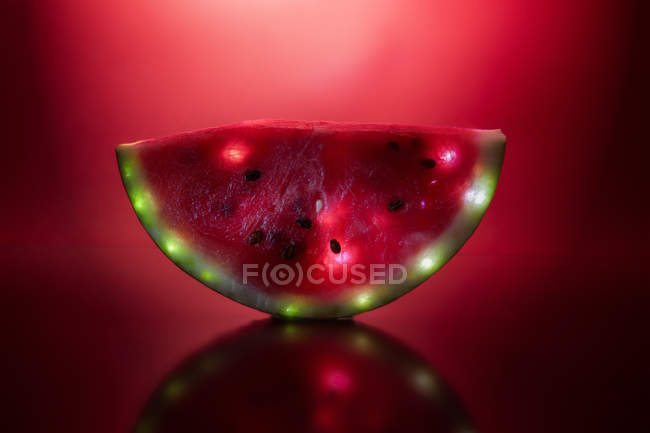 Fatia de melancia iluminada com luzes LED — Fotografia de Stock