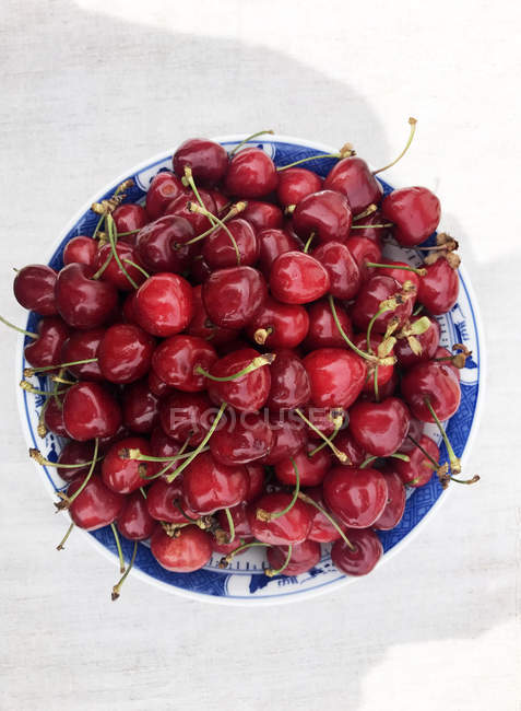 Overhead view of a bowl of fresh cherries — Stock Photo