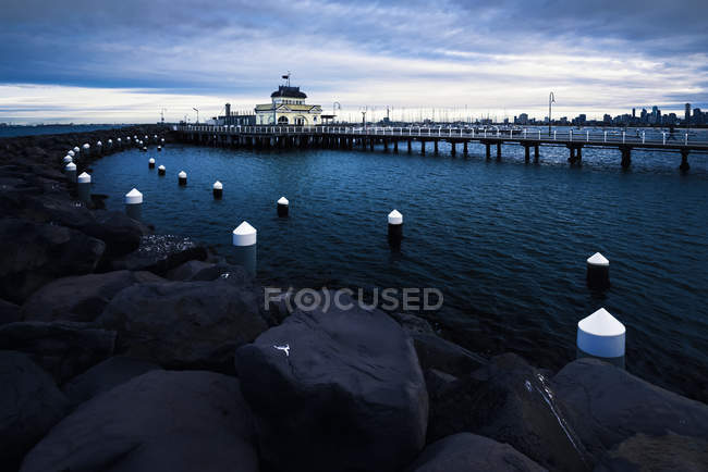 Vista panorámica del muelle de St Kilda al atardecer, Melbourne, Victoria, Australia - foto de stock