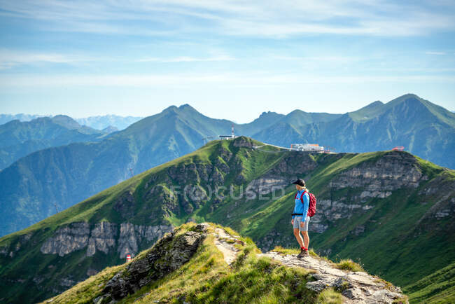 Woman hiking on mountain path above Gastein, Salzburg, Austria — Stock Photo
