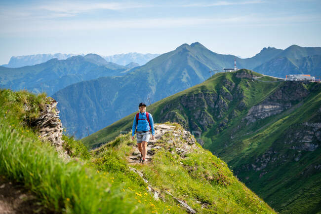 Mulher caminhando no caminho da montanha acima de Gastein, Salzburgo, Áustria — Fotografia de Stock