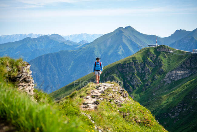 Bergwanderin oberhalb von Gastein, Salzburg, Österreich — Stockfoto
