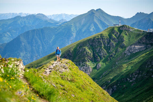 Senderismo femenino en el sendero de montaña sobre Gastein, Salzburgo, Austria - foto de stock