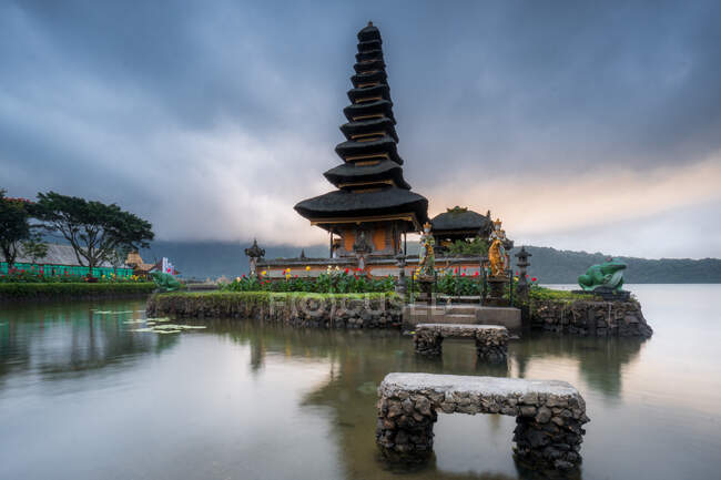 Pura ulun danu bratan tempio sotto cielo nuvoloso, Thailandia — Foto stock