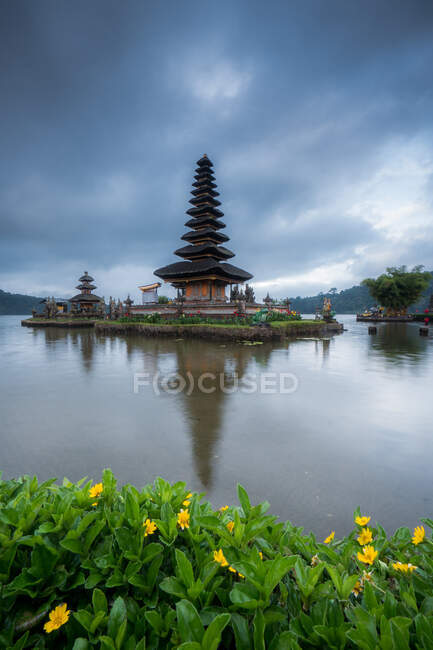 Pura ulun danu bratan templo, bali, indonesia - foto de stock