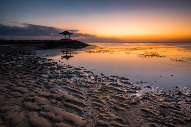 Silhouette di una pagoda sulla spiaggia, Bali, Indonesia — Foto stock