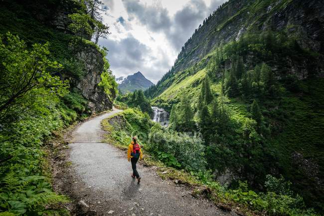 Woman hiking near waterfall, Sportgastein, Salzburg, Austria — Stock Photo