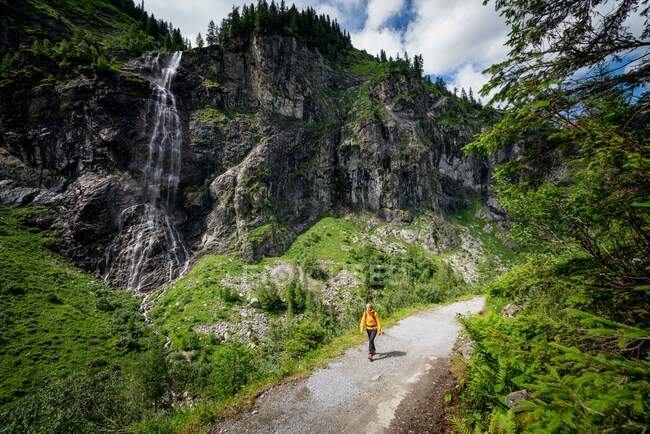 Caminhadas de mulheres perto de cachoeira, Sportgastein, Salzburgo, Áustria — Fotografia de Stock