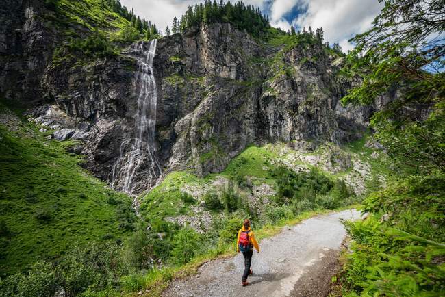 Frau wandert nahe Wasserfall in sportgastein, salzburg, Österreich — Stockfoto